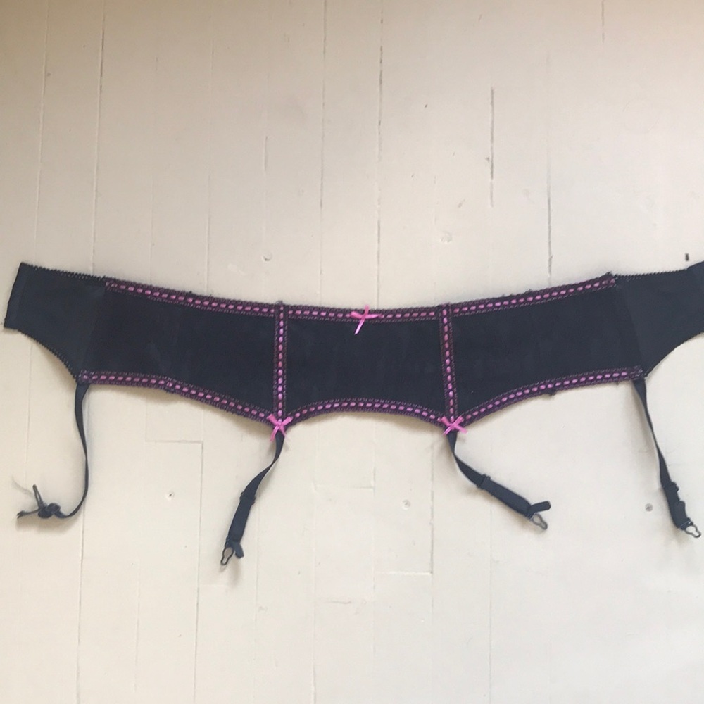 Old school vintage Hot Topic Morbid Threads garter belt. Pink and black, small